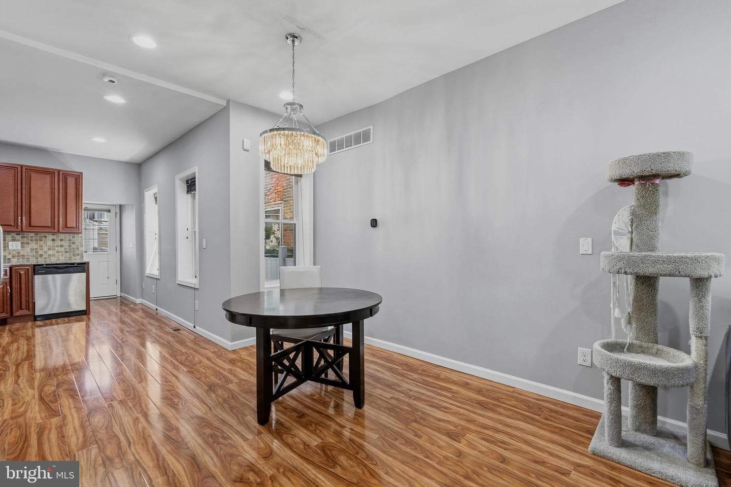 1933 Cambridge Street photo 8