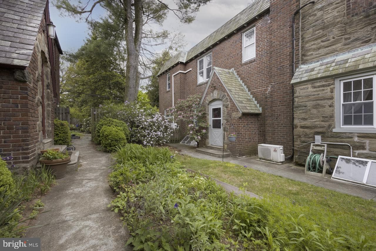 606 E Durham Street photo 32