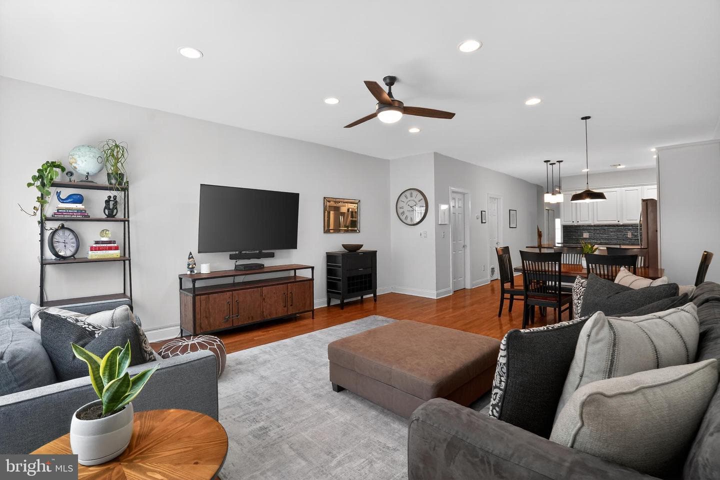 2246 Christian Street photo 8