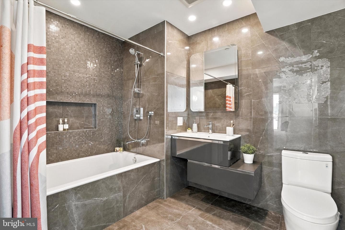 2657 Livingston Street photo 25