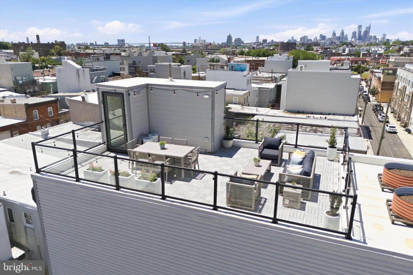 2657 Livingston Street photo 4