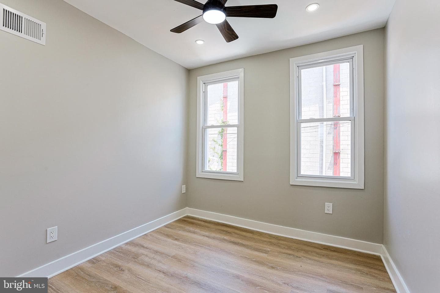 2129 E Tioga Street photo 16