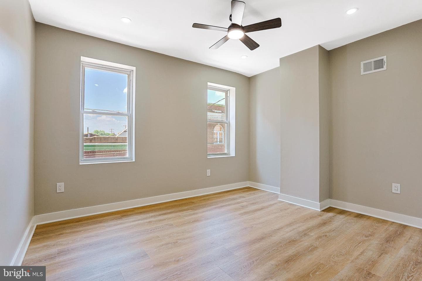 2129 E Tioga Street photo 20