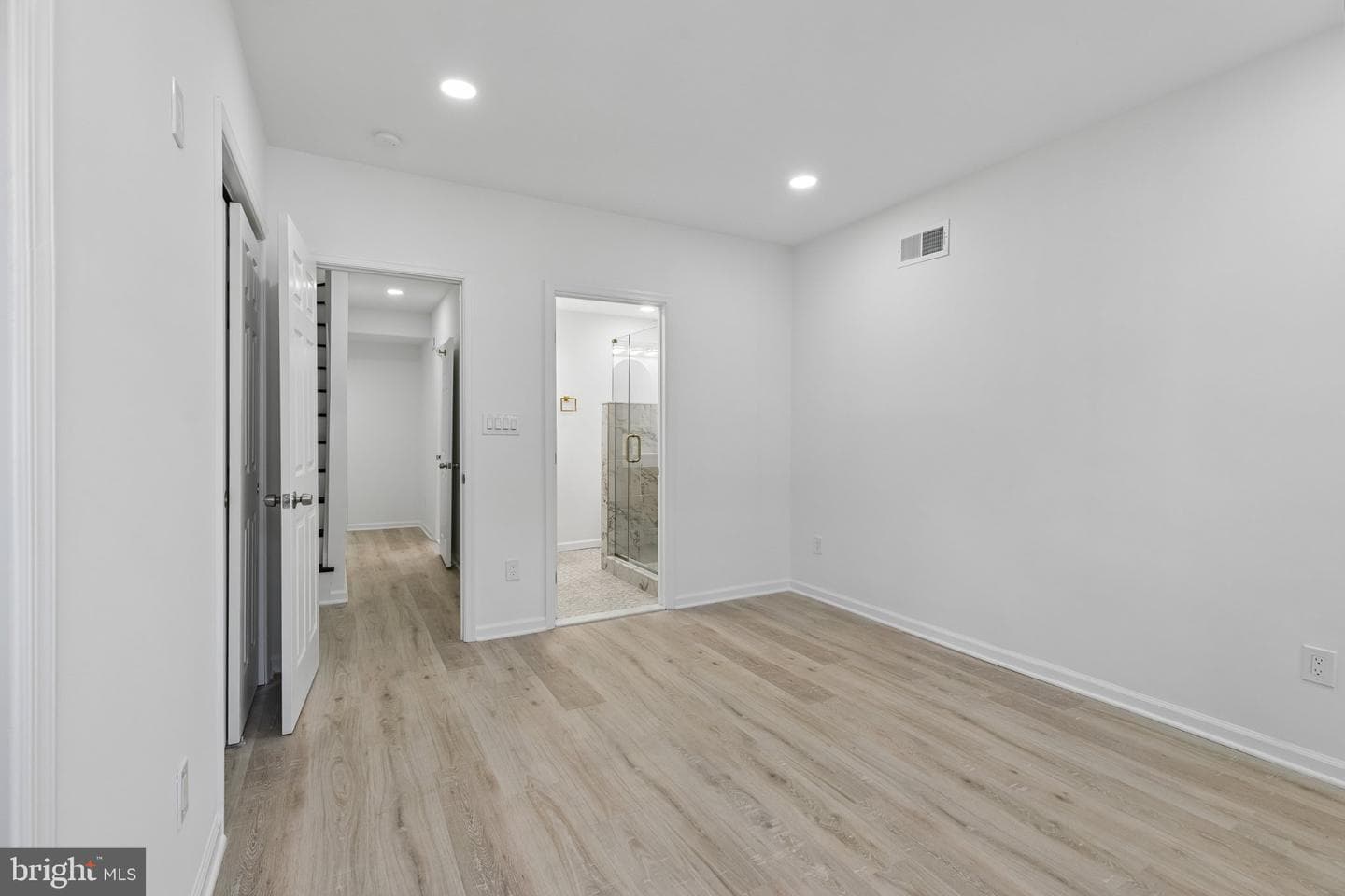 21 E Silver Street photo 32