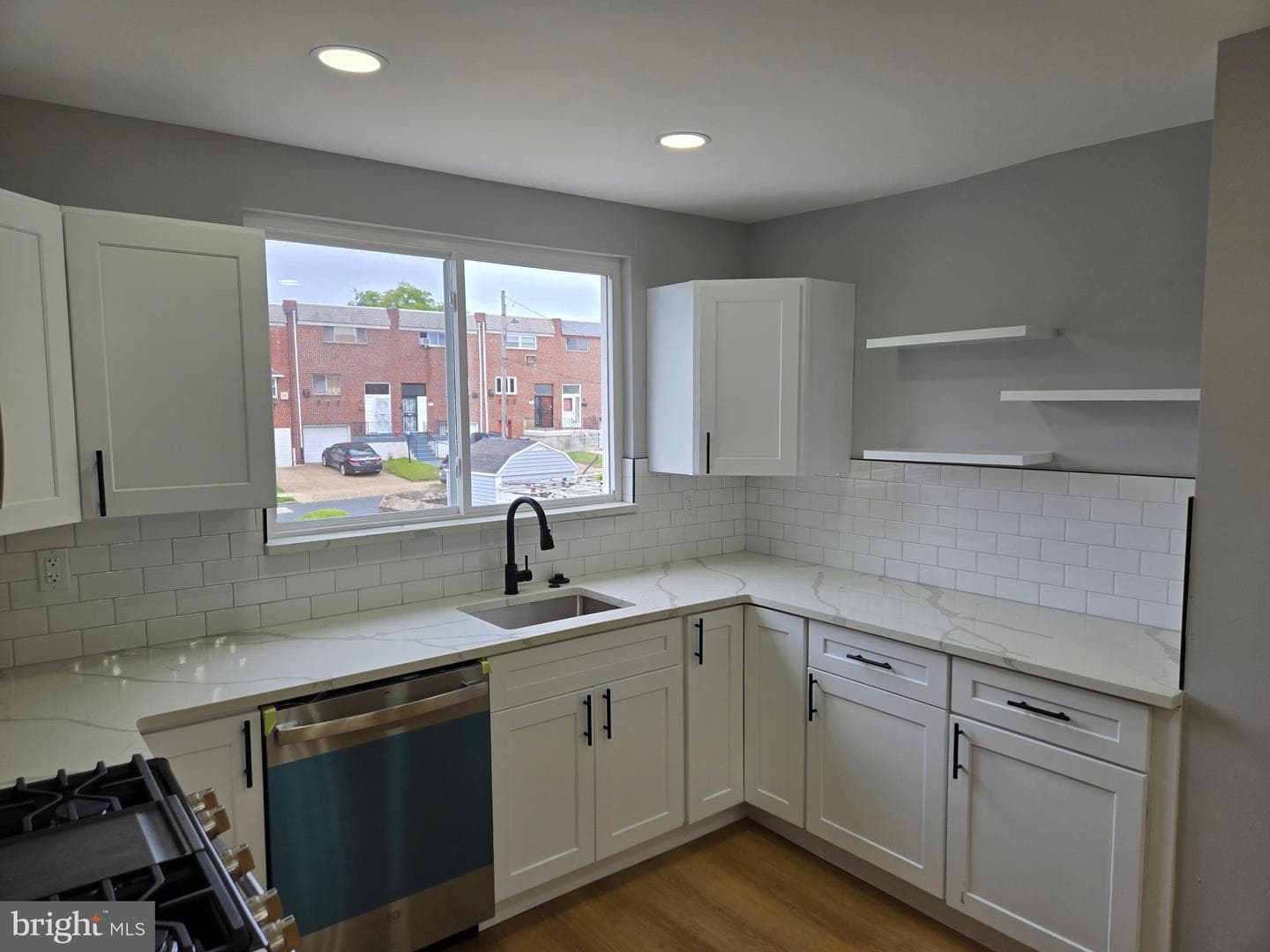 1327 Kings Place photo 17