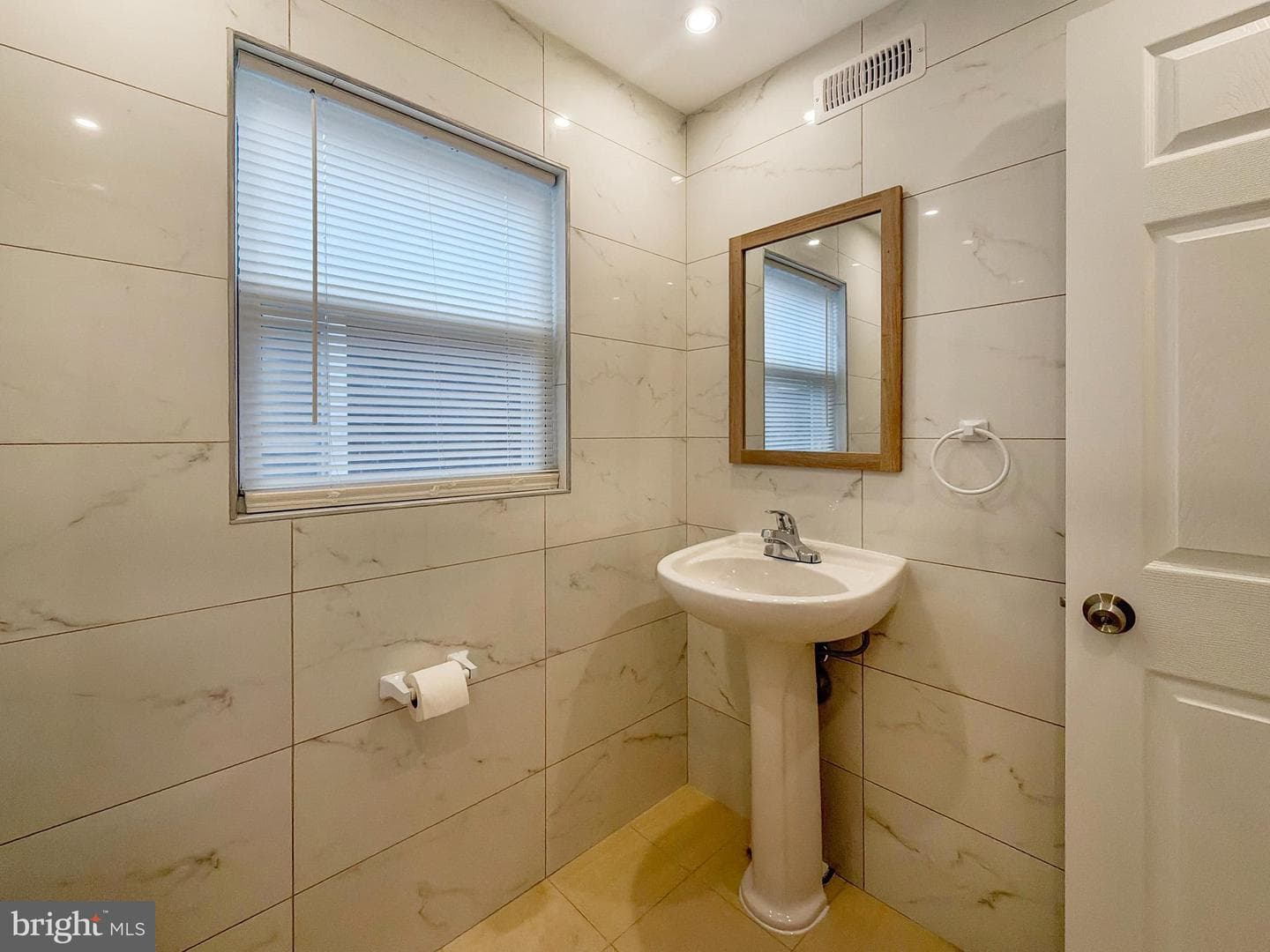 534 W Huntingdon Street photo 12