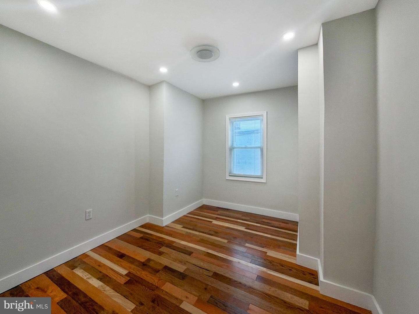 534 W Huntingdon Street photo 16