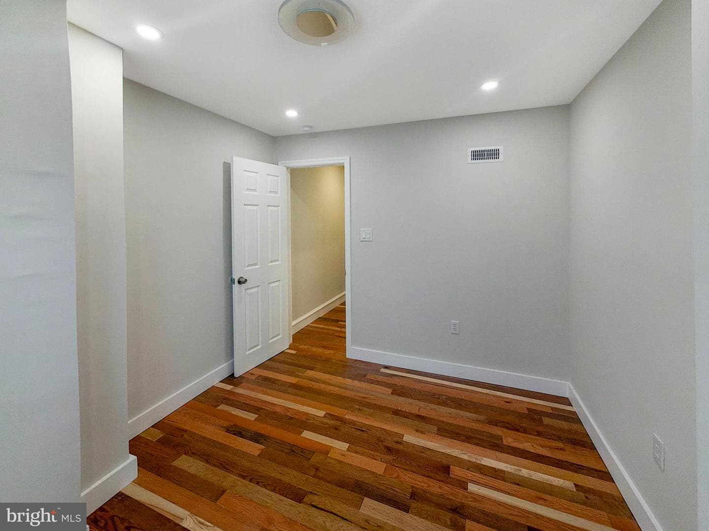534 W Huntingdon Street photo 17