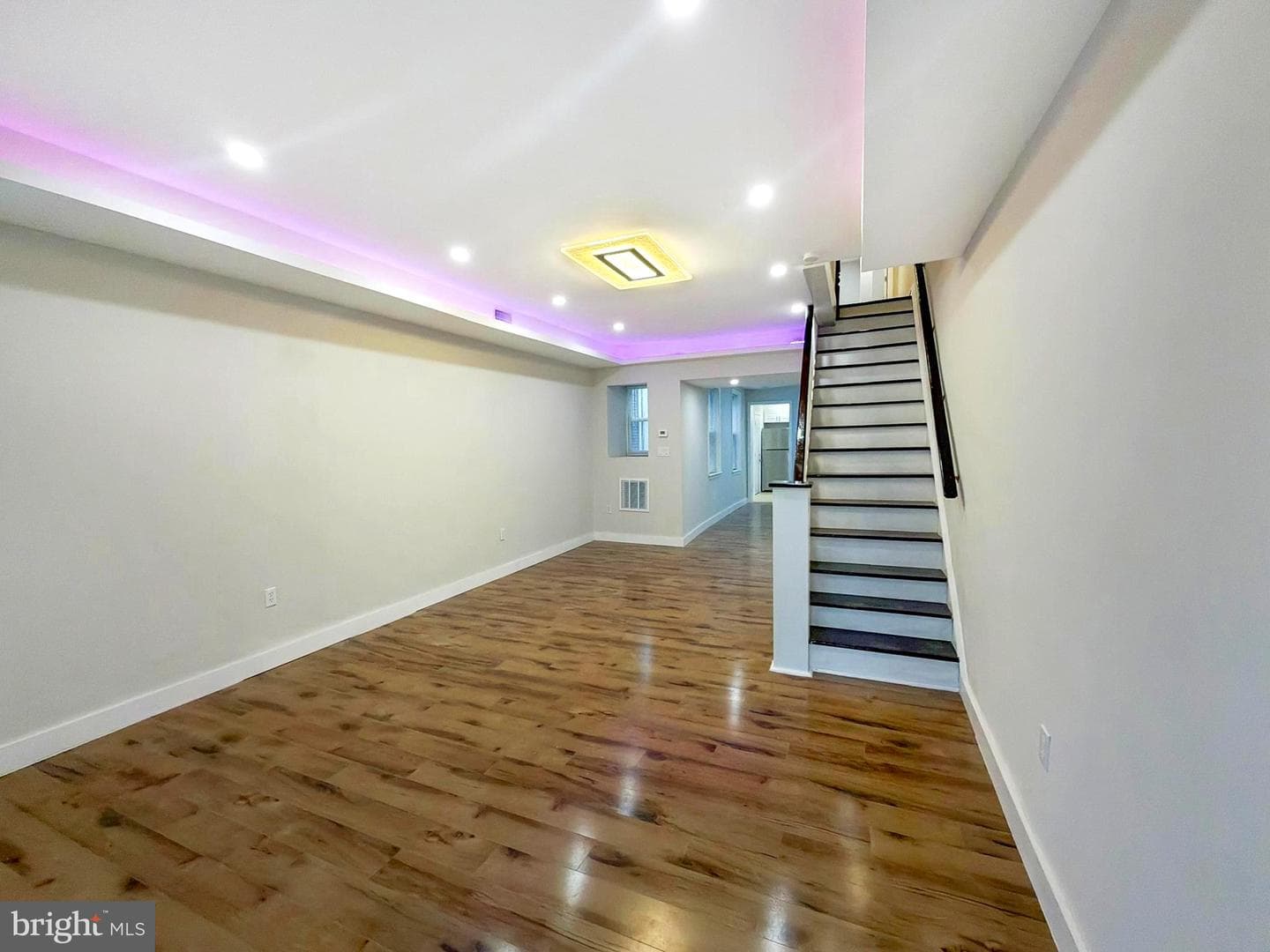 534 W Huntingdon Street photo 2