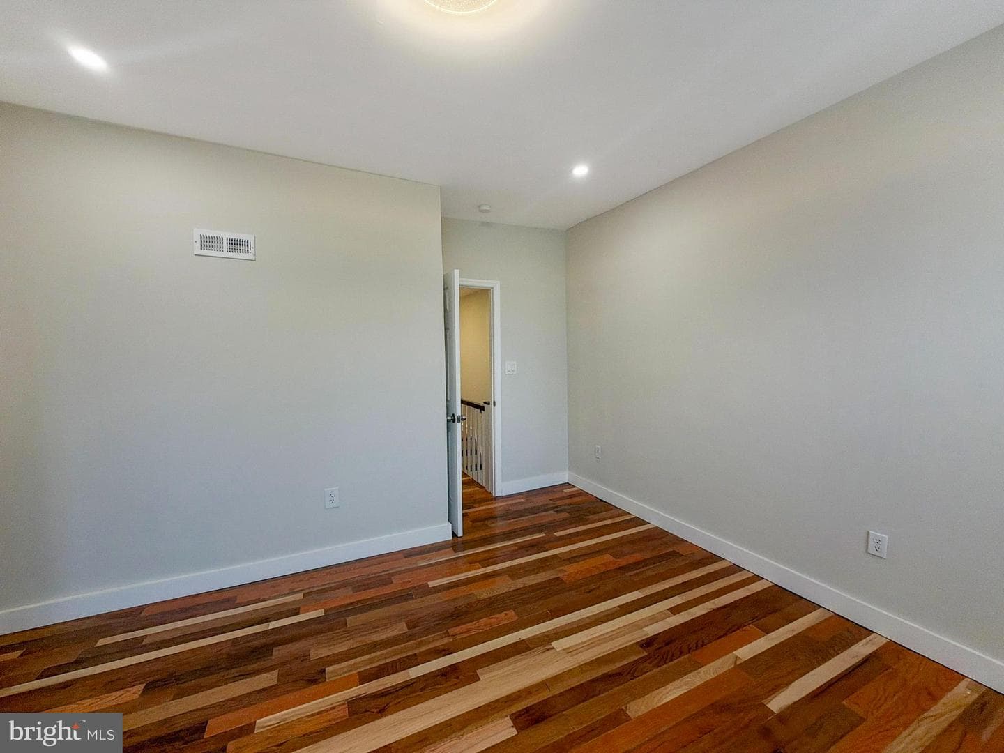 534 W Huntingdon Street photo 9