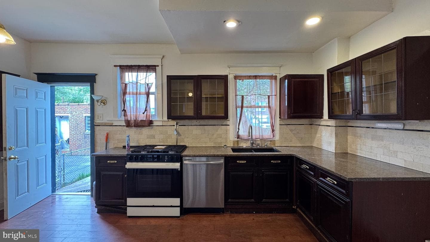 3405 Tyson Avenue photo 8