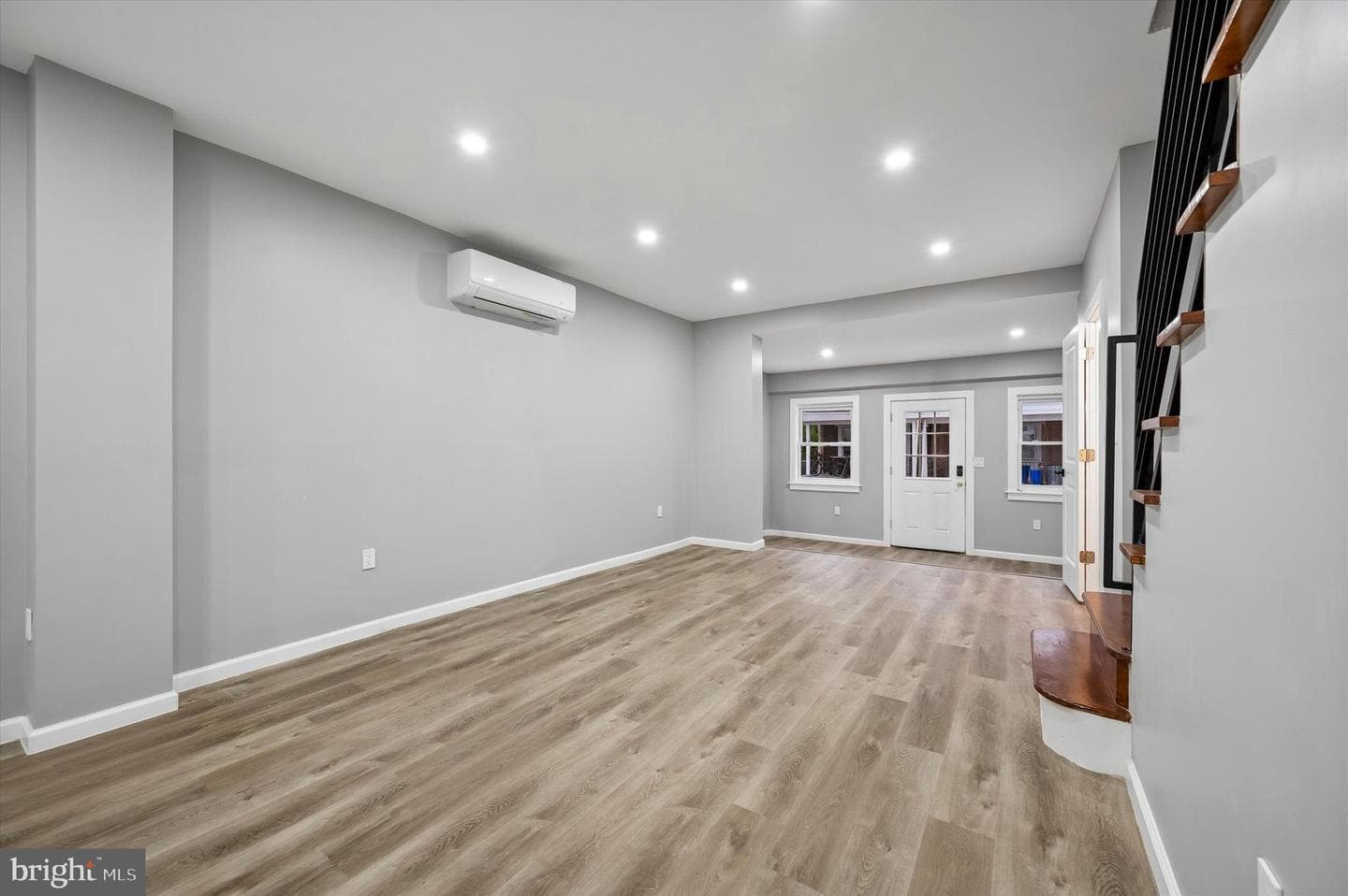 547 S Yewdall Street photo 6