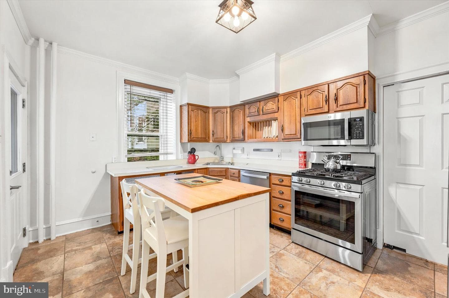 303 E Gravers Lane photo 14