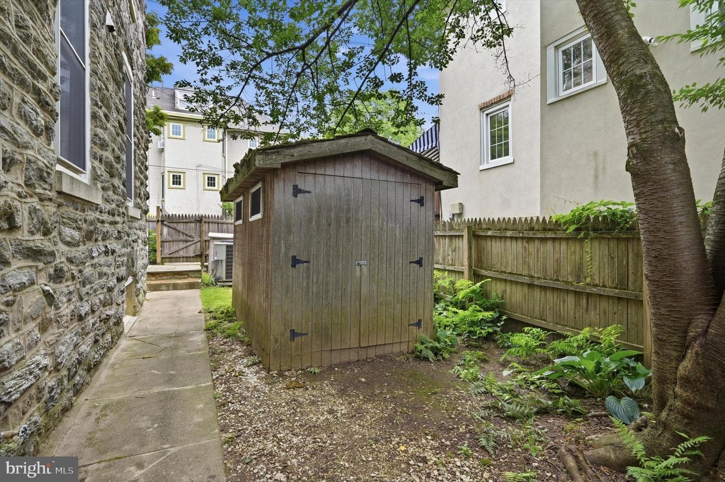 303 E Gravers Lane photo 31