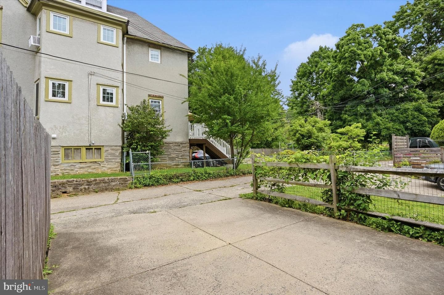 303 E Gravers Lane photo 34