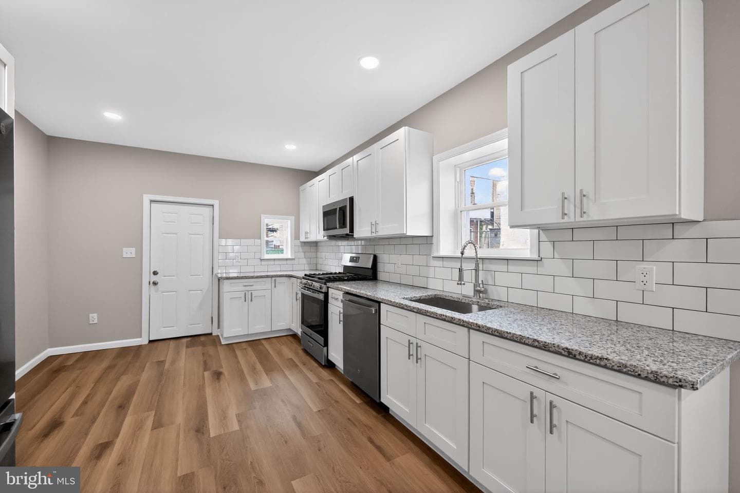 5644 Addison Street photo 15