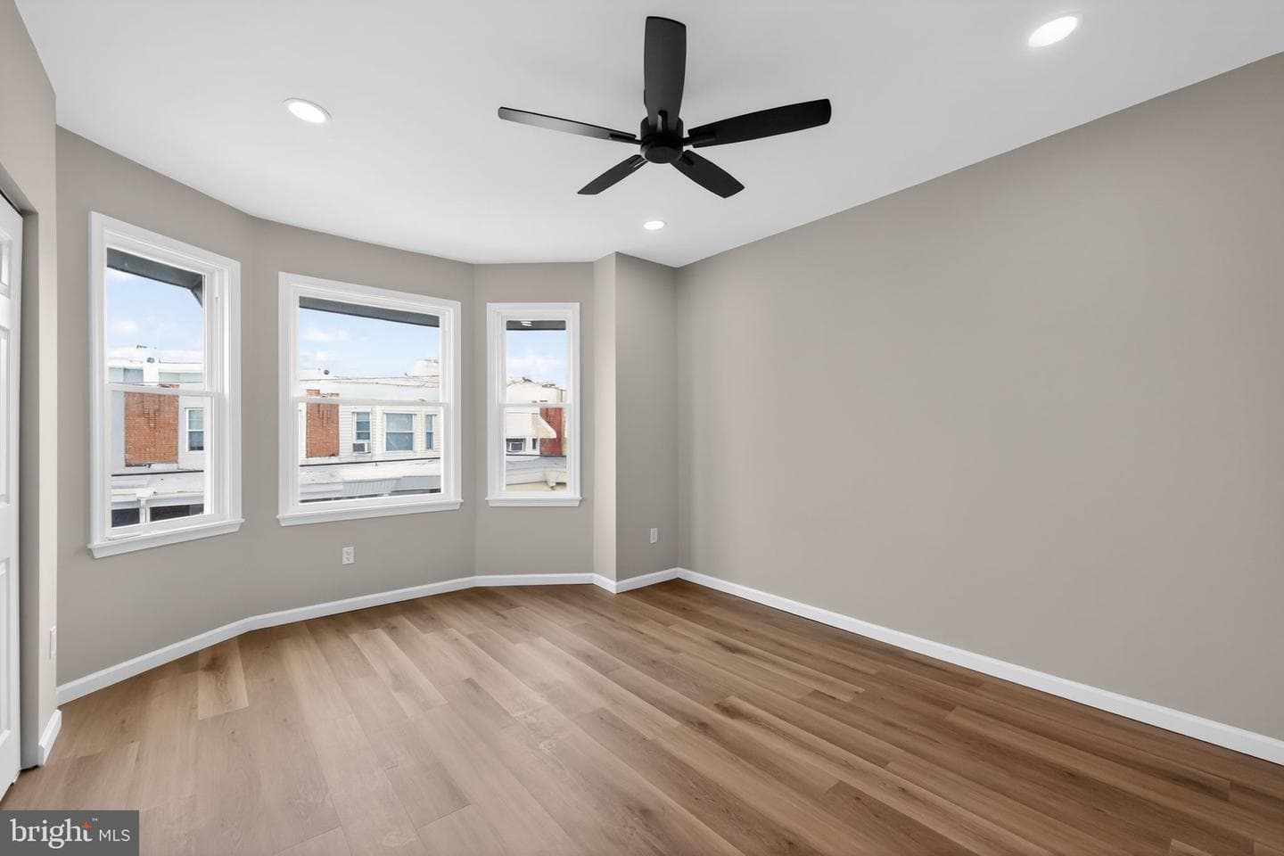 5644 Addison Street photo 22