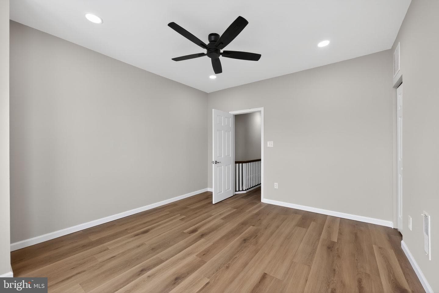 5644 Addison Street photo 23
