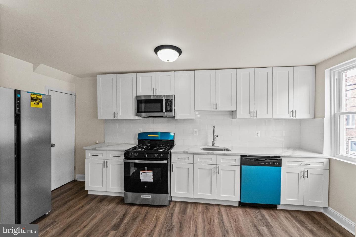 5946 Bennington Street photo 8