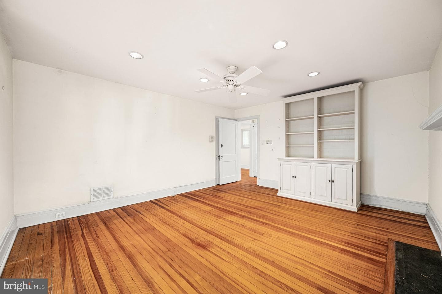 7700 Lincoln Drive photo 26
