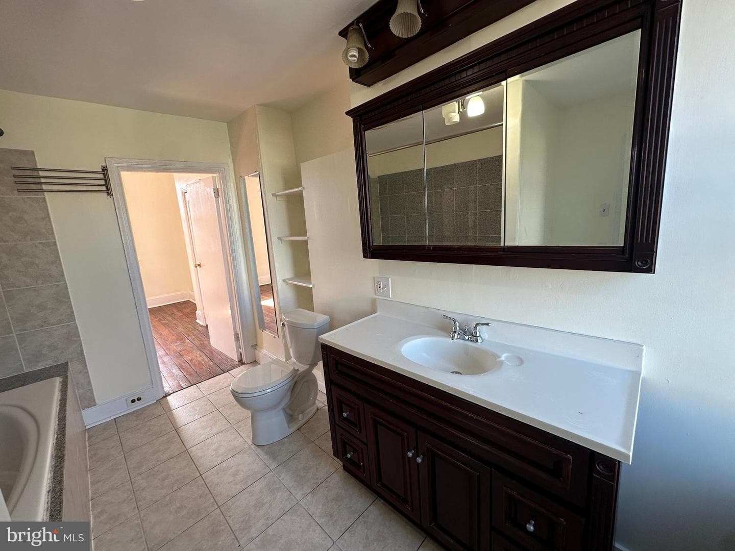 1607 Wharton Street photo 38