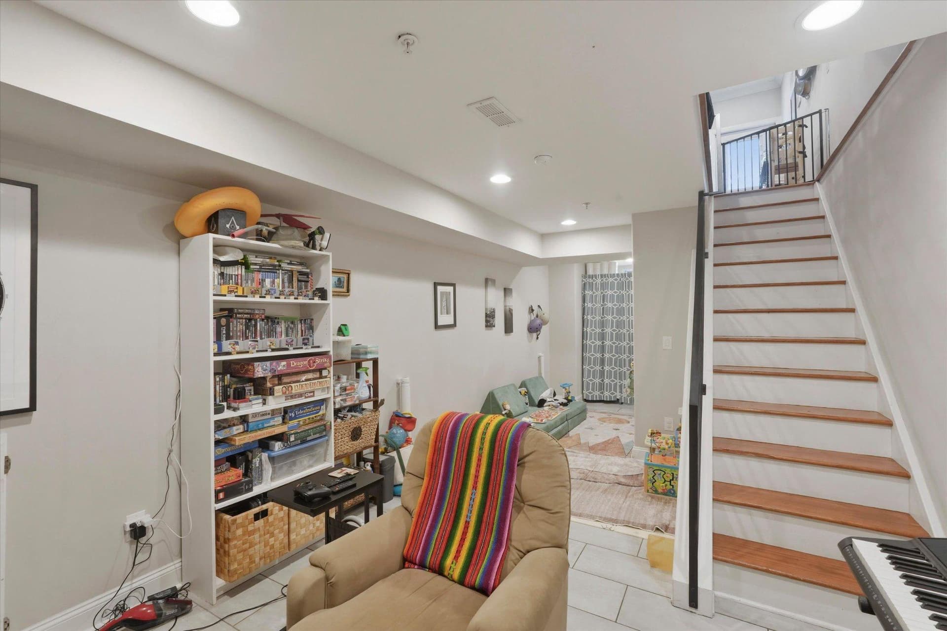2207 E Oakdale photo 18