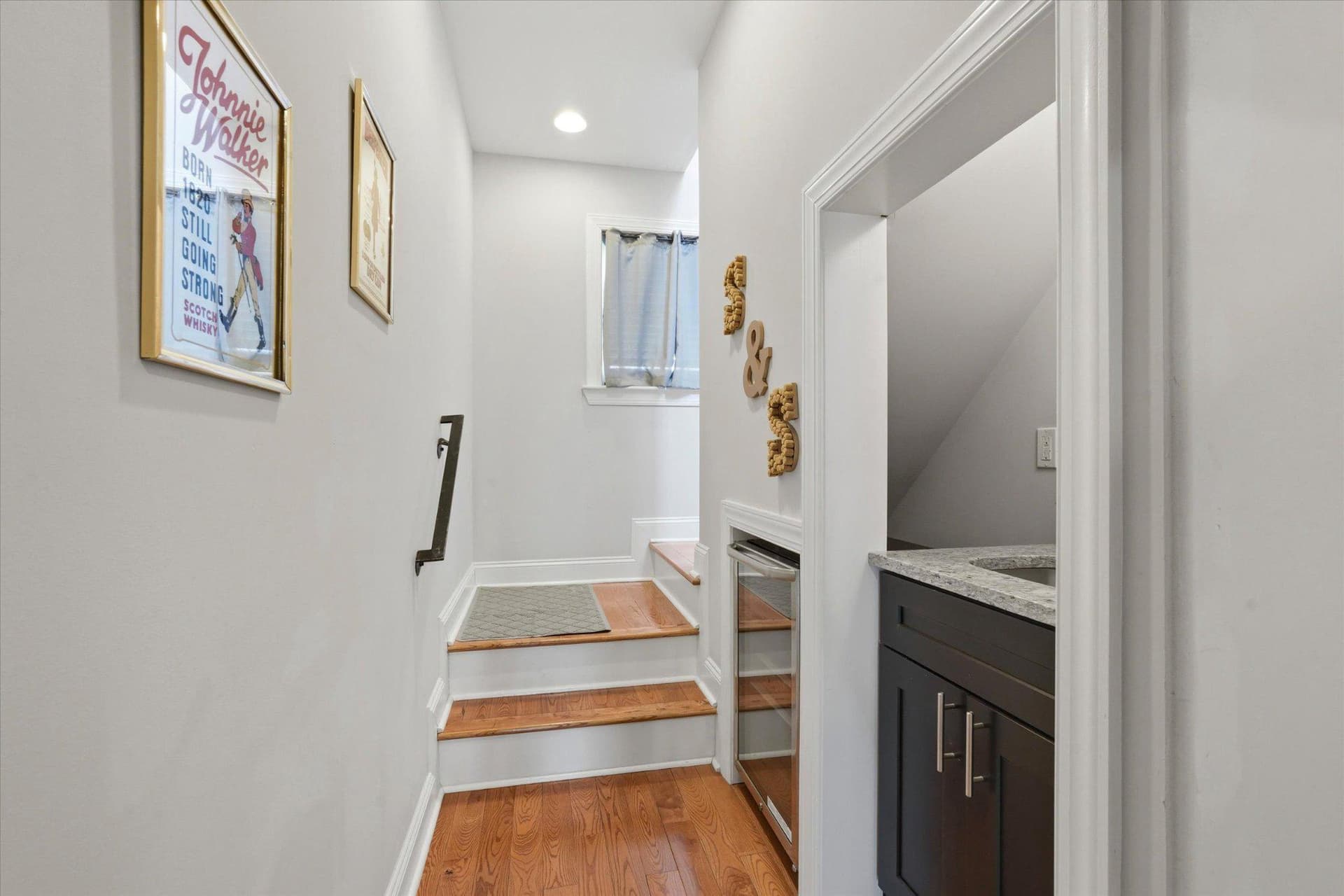 2207 E Oakdale photo 21