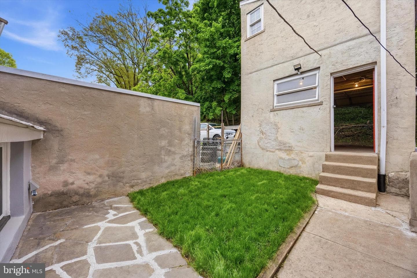325 Leverington Avenue photo 23