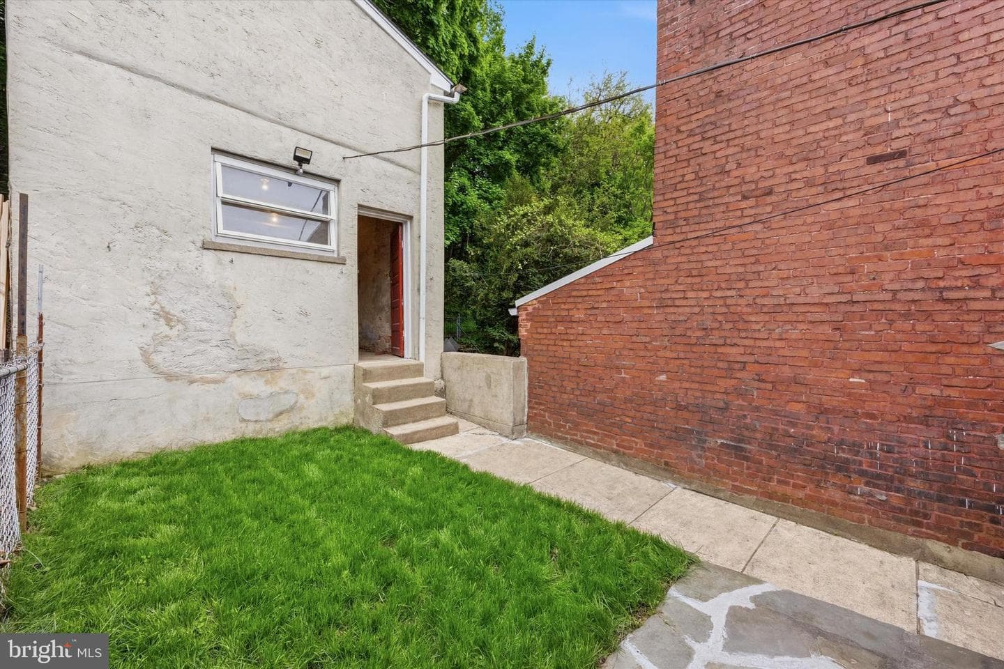 325 Leverington Avenue photo 24