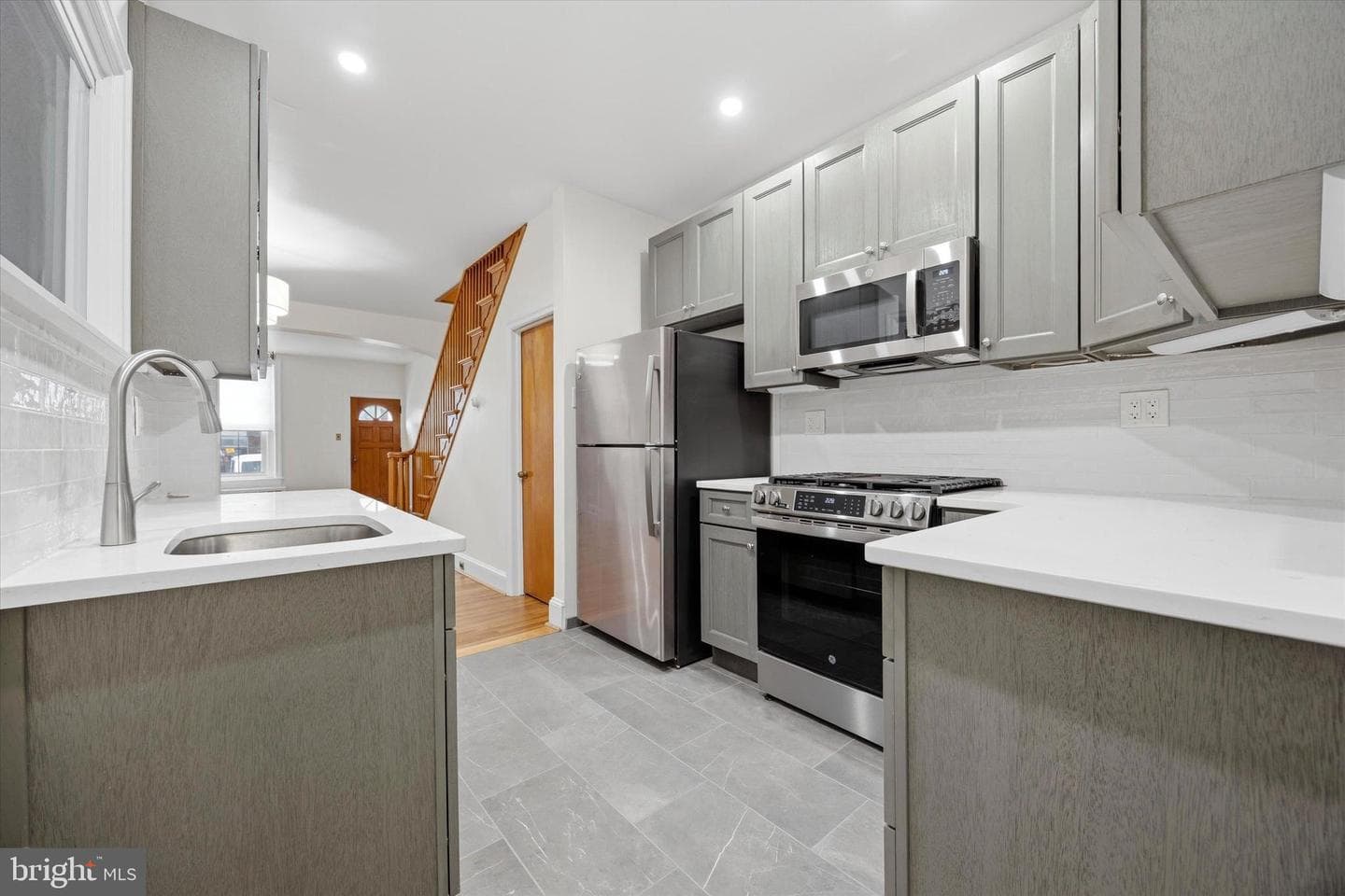 325 Leverington Avenue photo 8