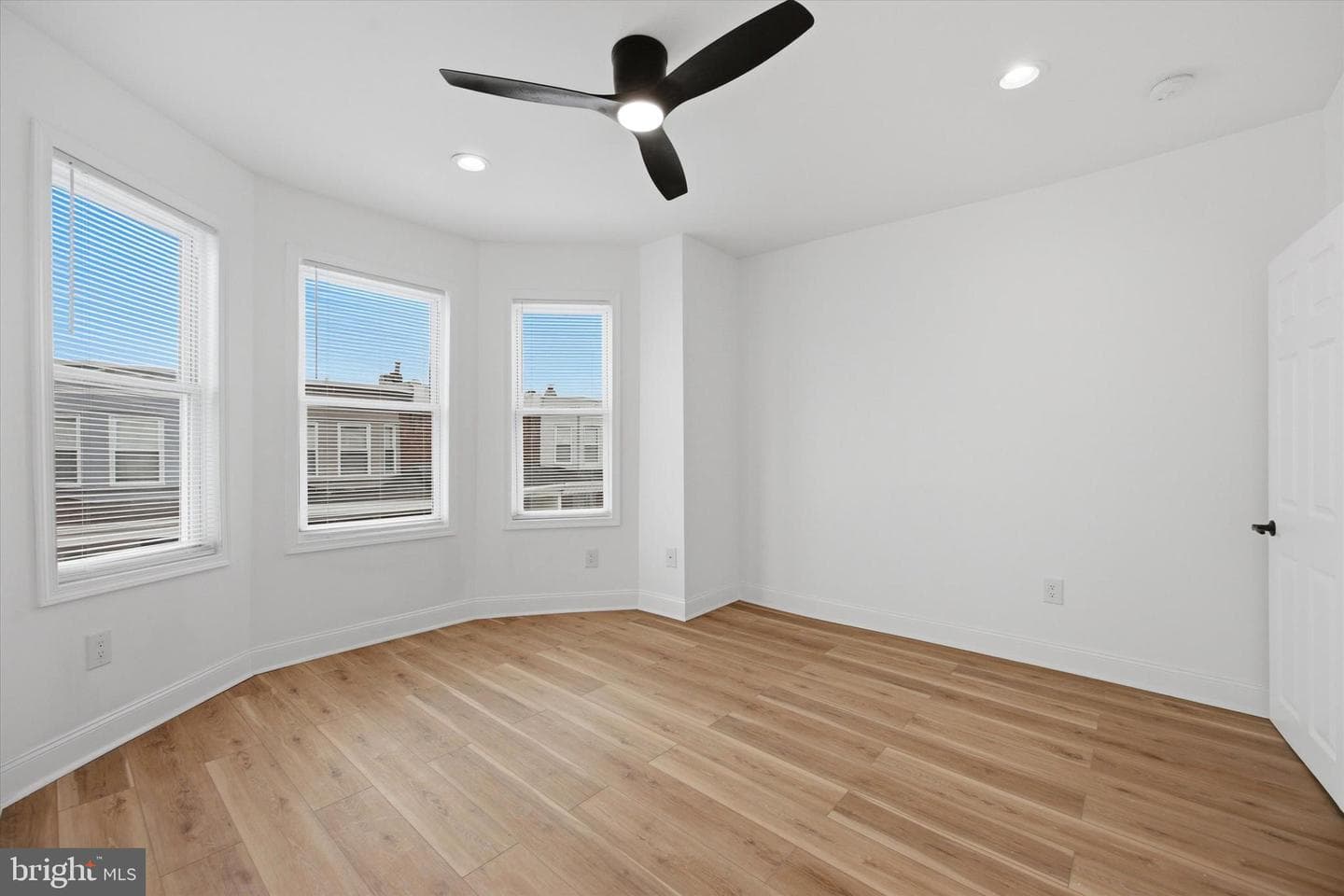 5551 Pemberton Street photo 18