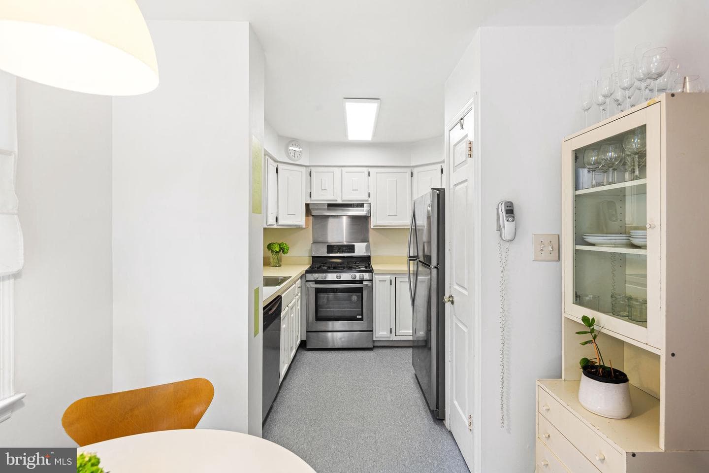 217 Titan Street photo 9