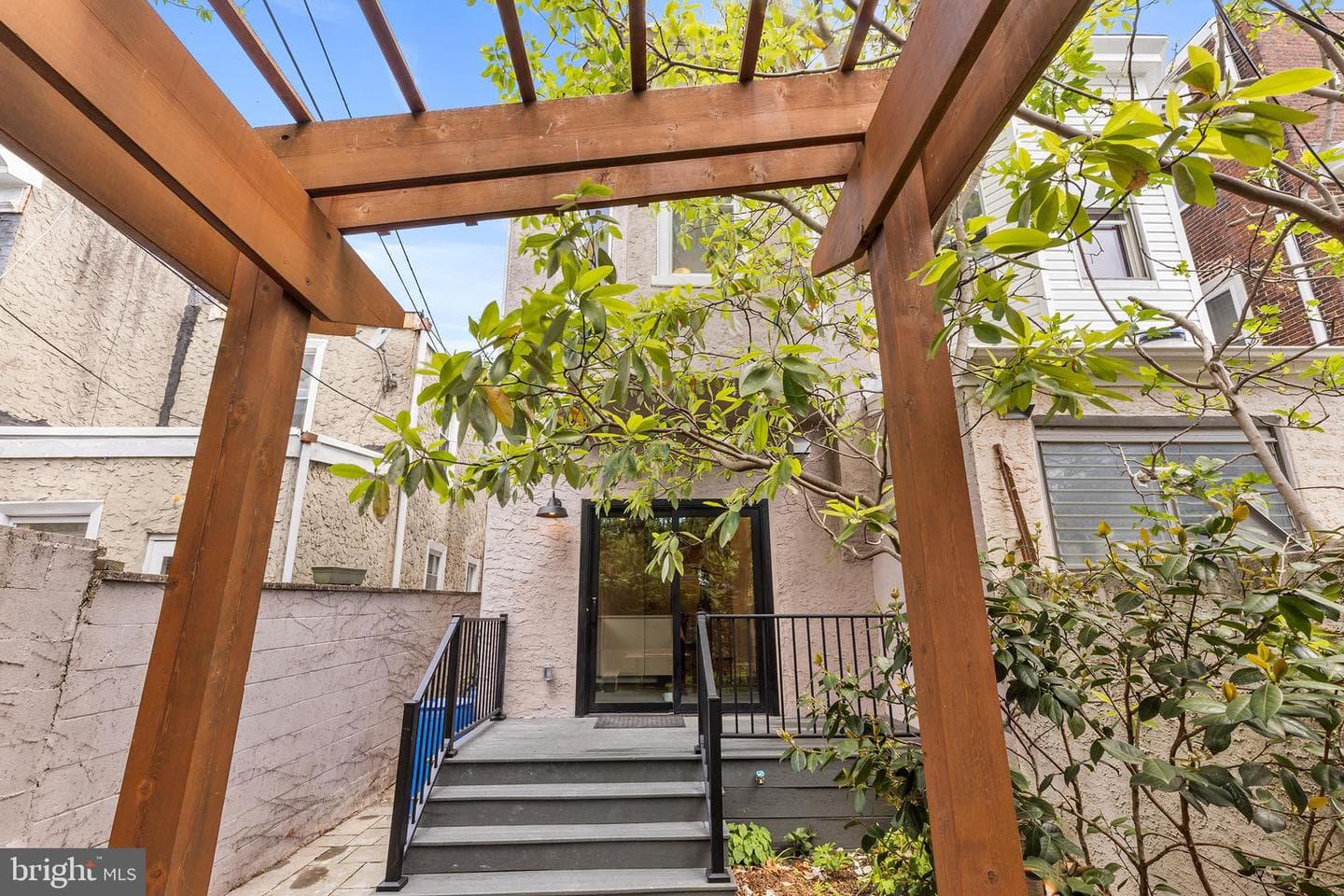 1610 Wharton Street photo 32