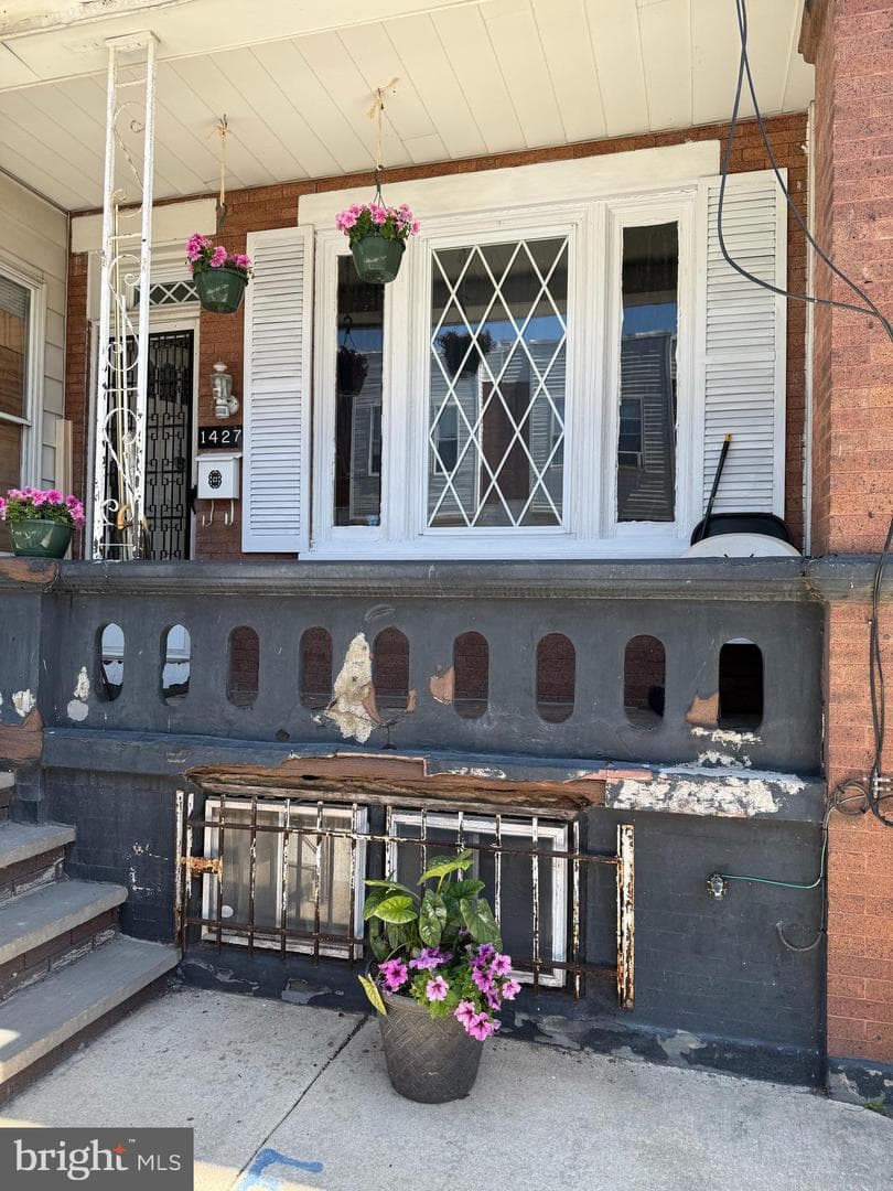 1427 S Etting Street photo 3