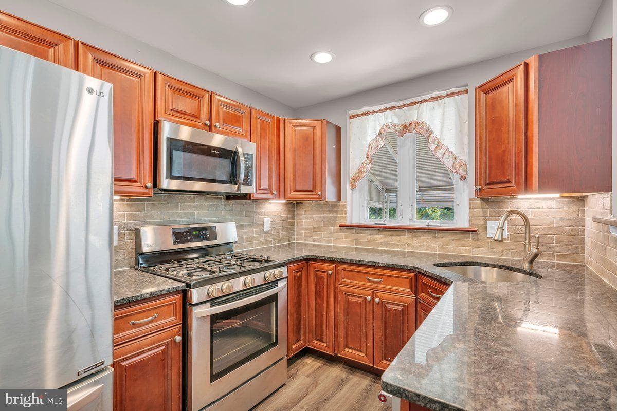 8104 Lexington Avenue photo 18
