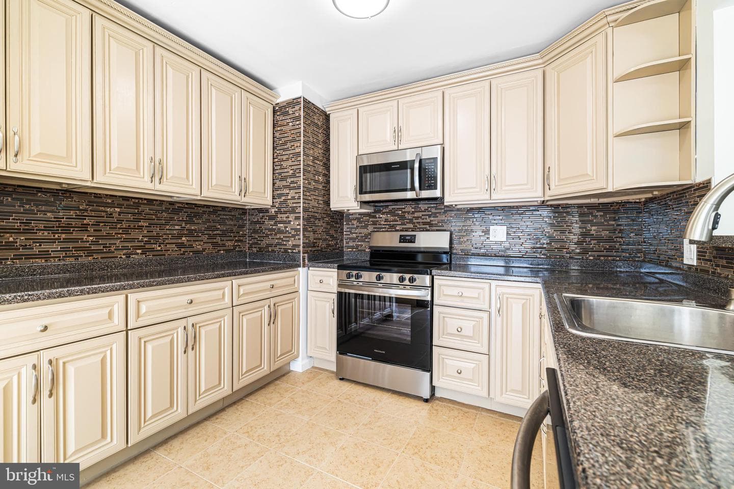 468 Woodhaven Plaza photo 6