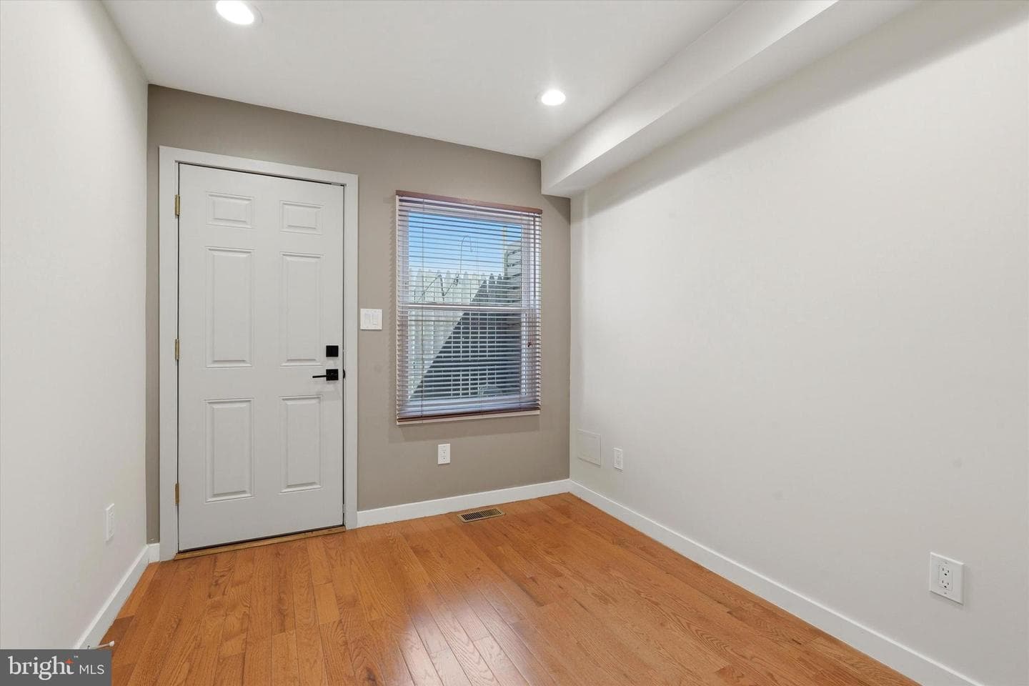 215 Earp Street photo 11