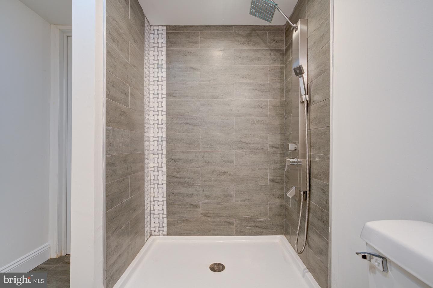 2329 E Fletcher Street photo 31