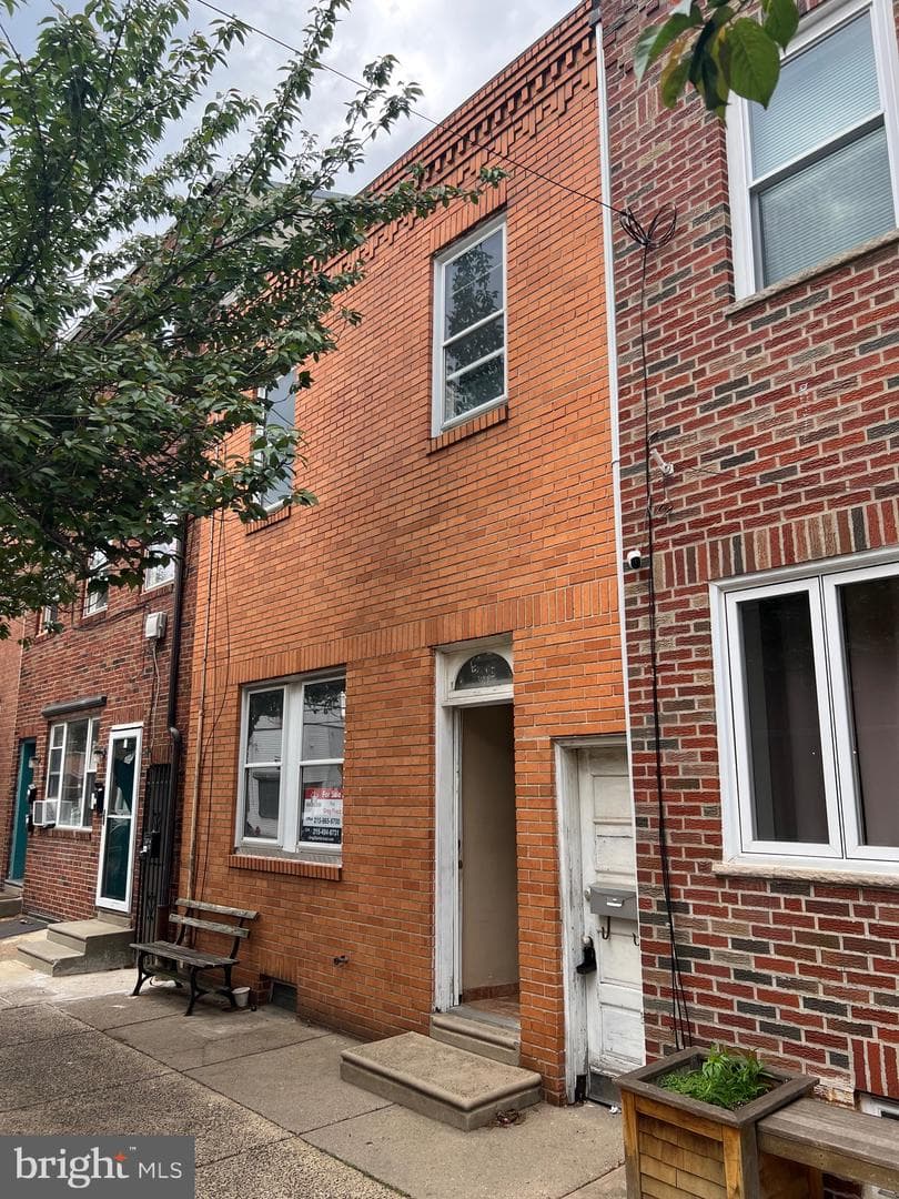2605 E Somerset Street photo 1