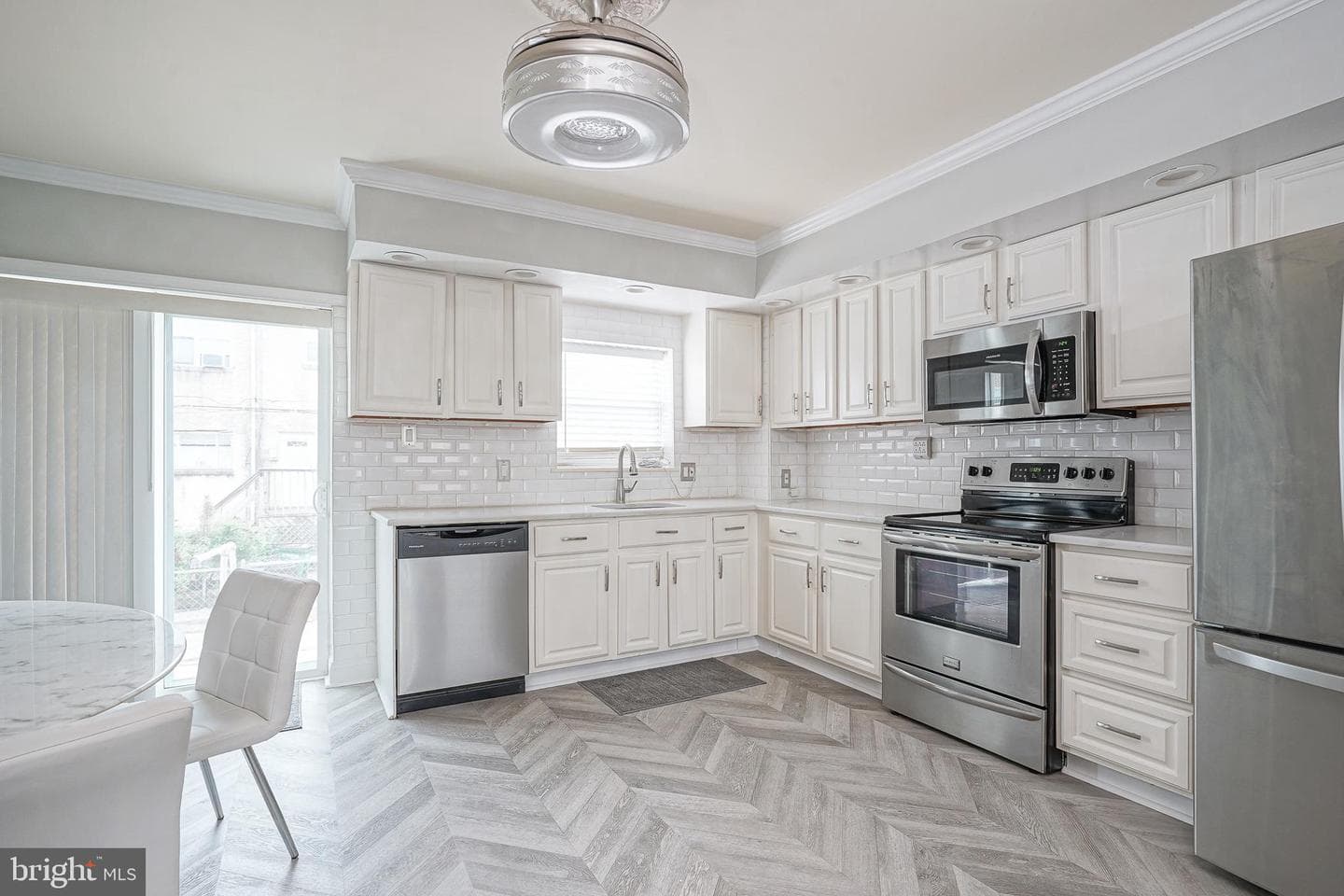 1208 W Oregon Avenue photo 3