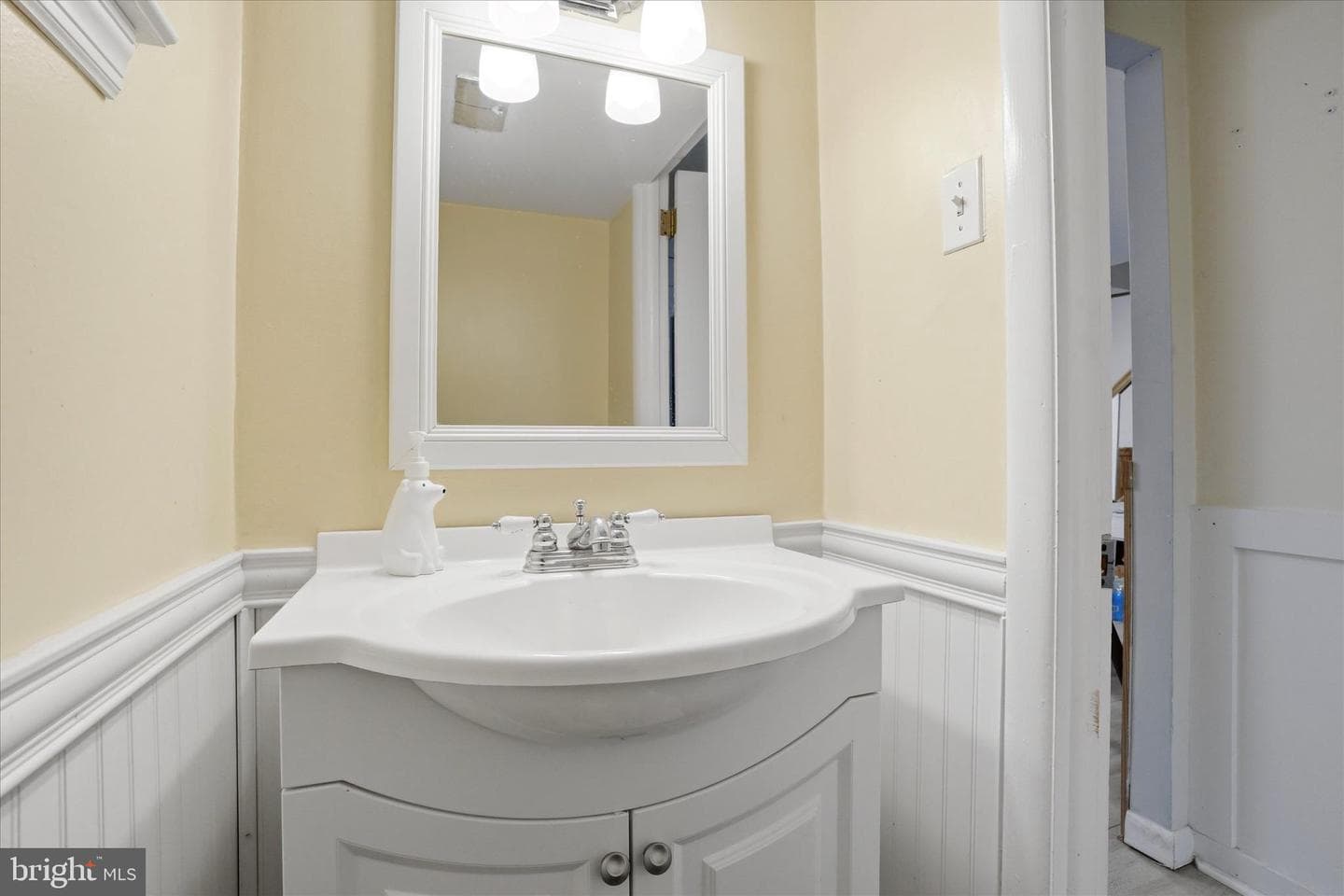 9029 Brous Avenue photo 13