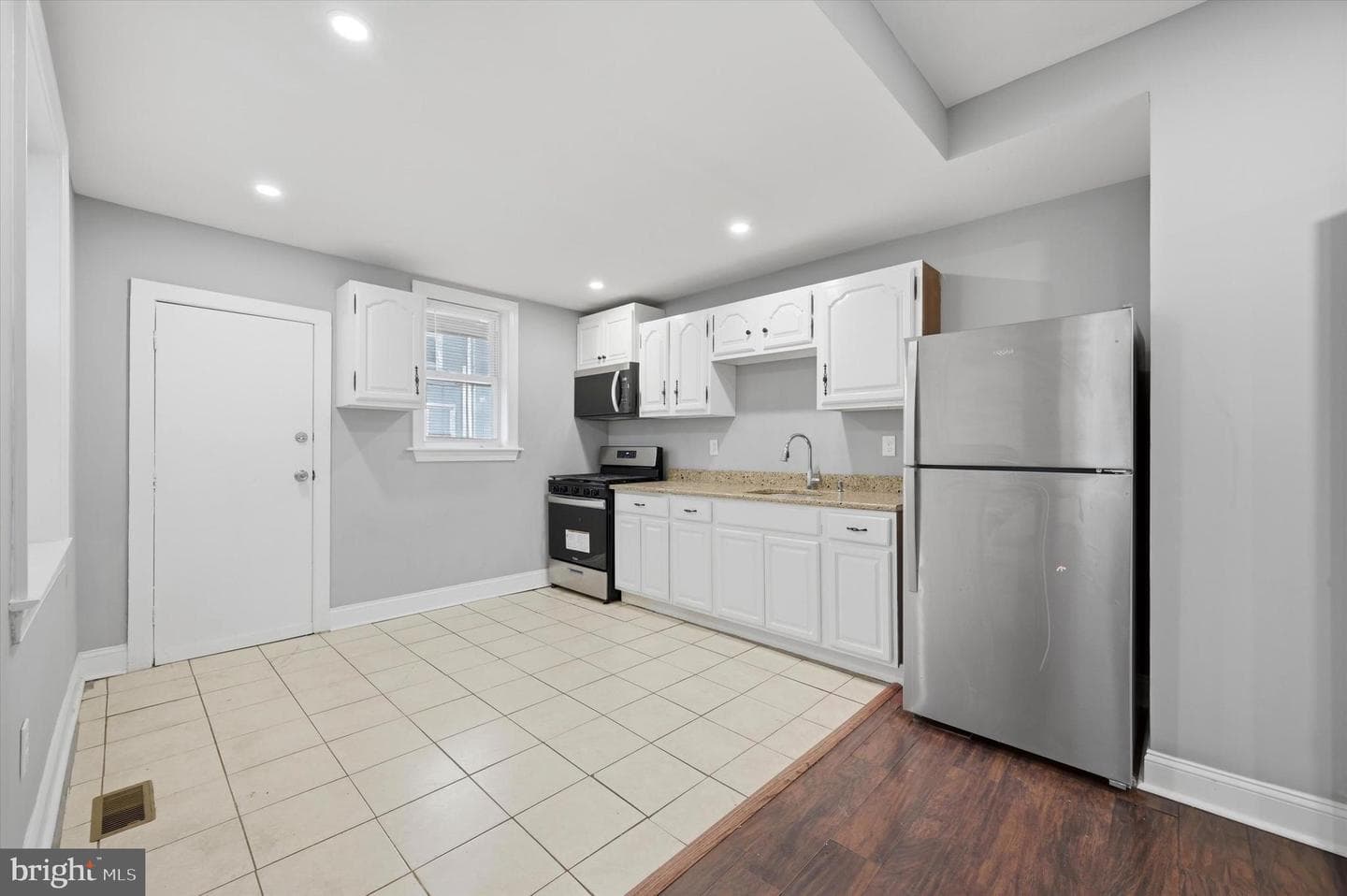 5657 Florence Avenue photo 10