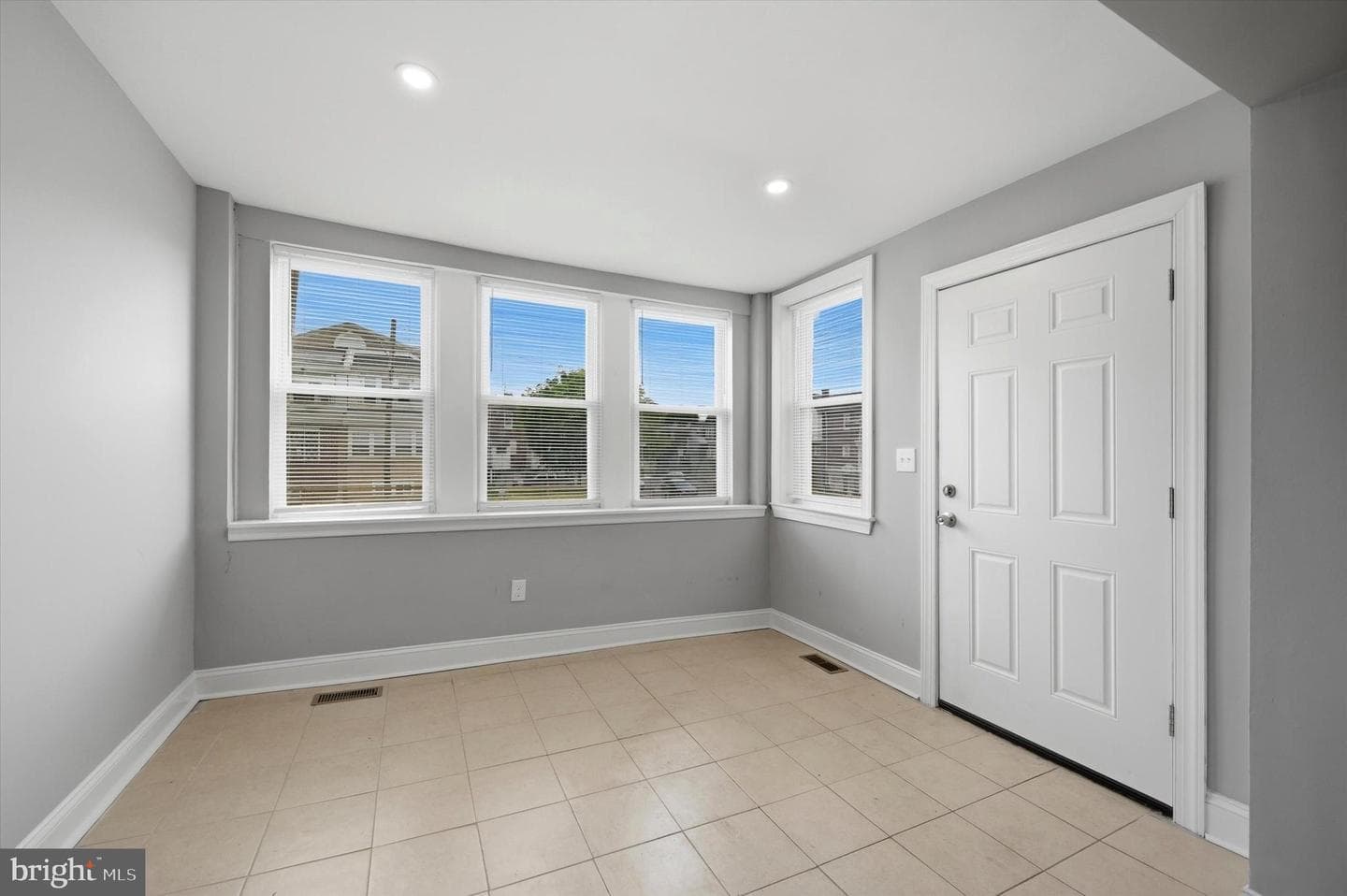 5657 Florence Avenue photo 4