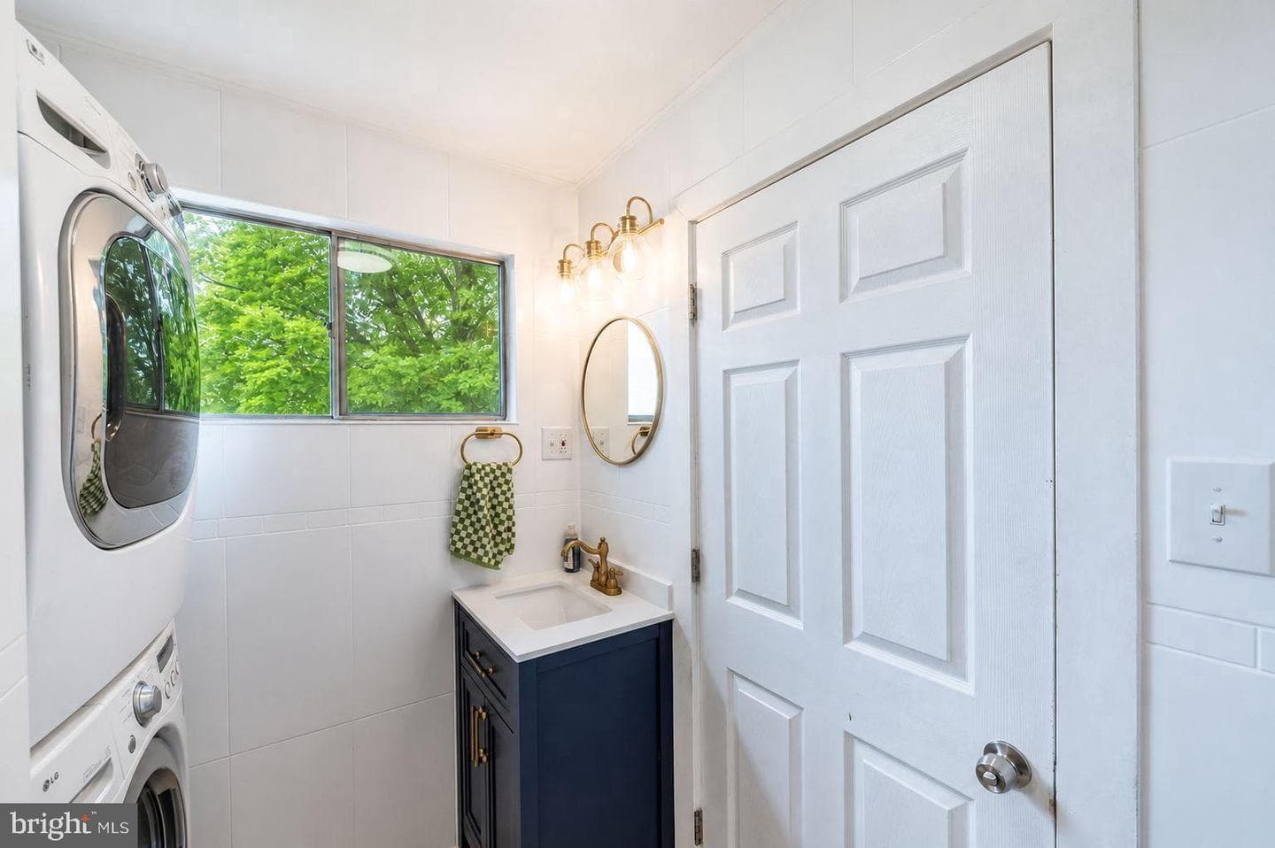 566 Martin Street photo 13
