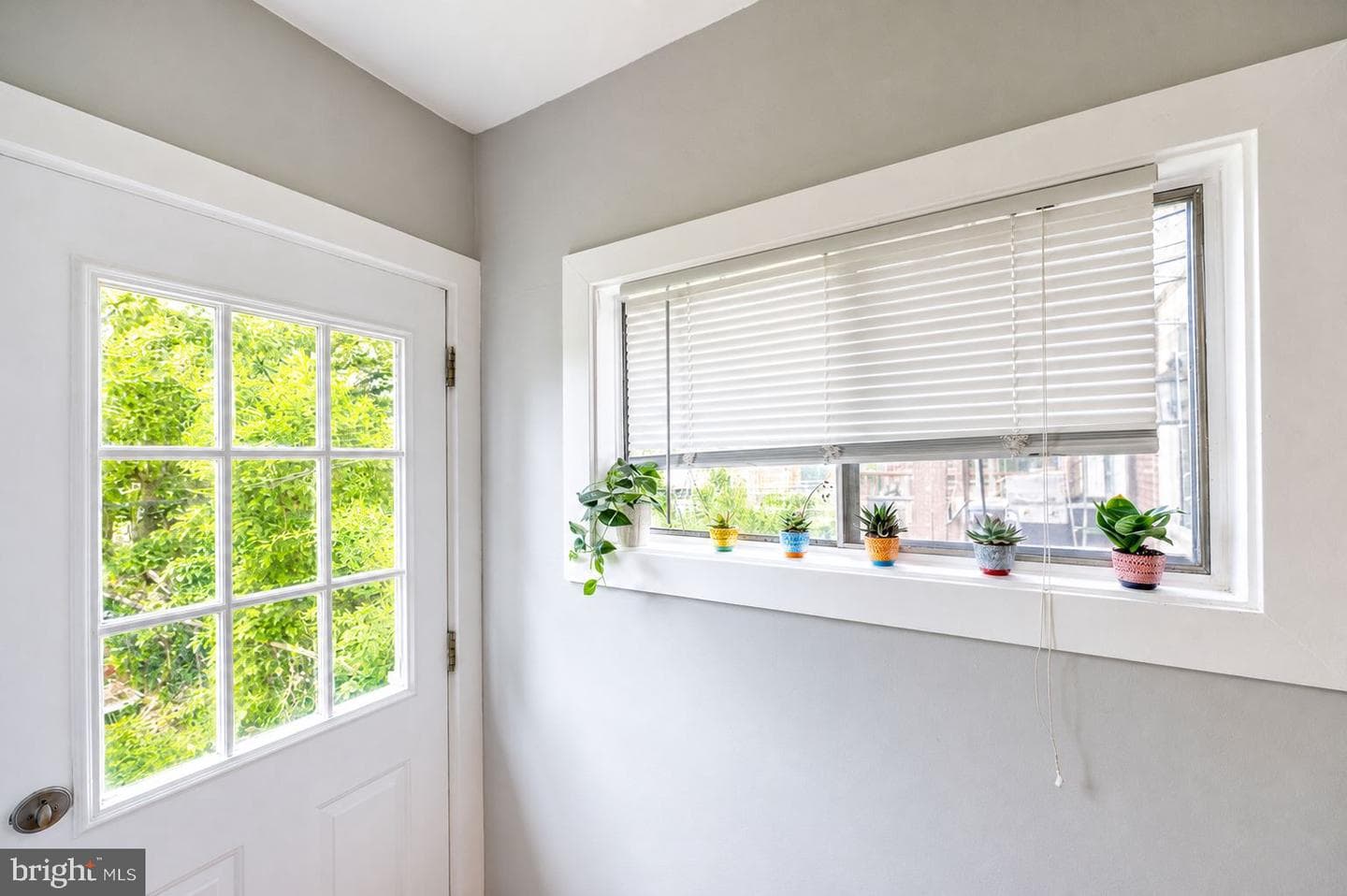 566 Martin Street photo 16