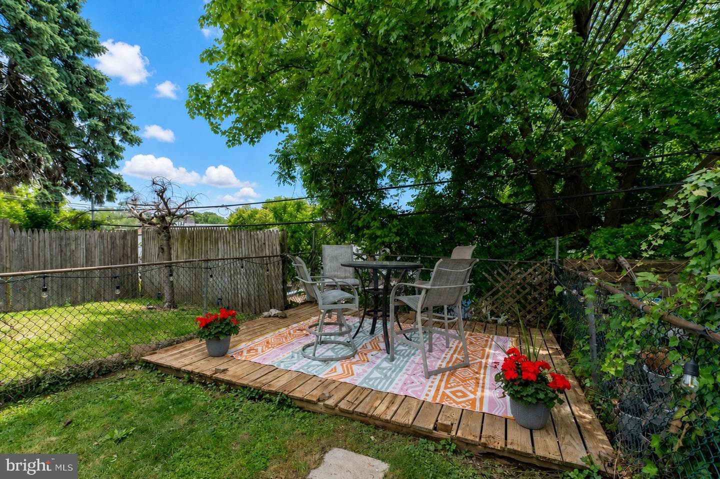 566 Martin Street photo 3