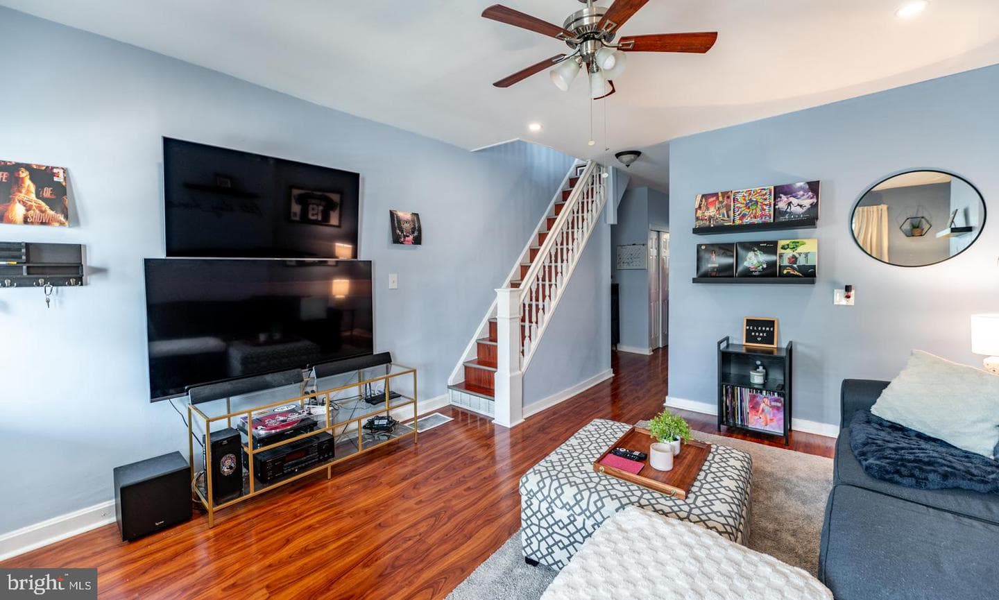 566 Martin Street photo 5