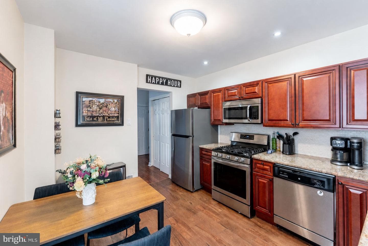 566 Martin Street photo 8