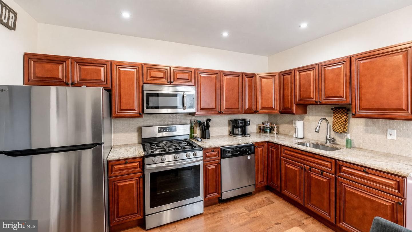 566 Martin Street photo 9