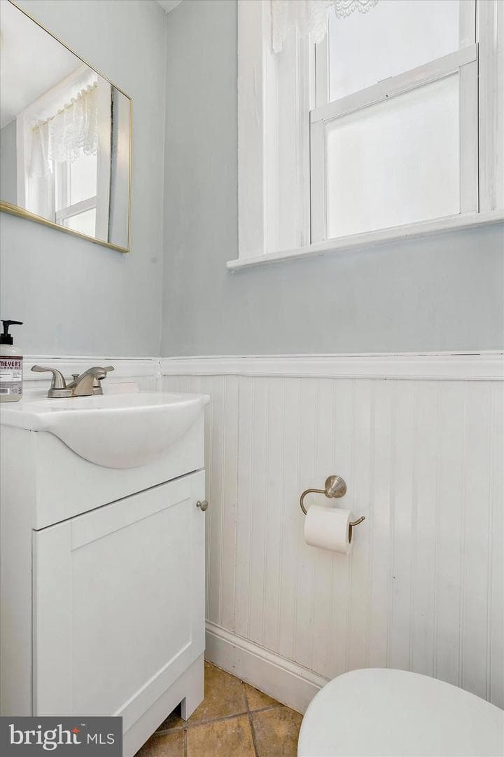 941 Montrose Street photo 18